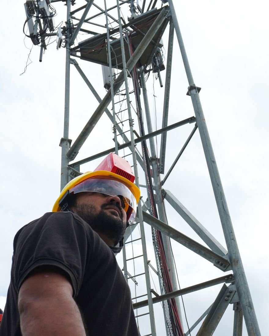 Technician wearing a Jarsh ActivCooling helmet