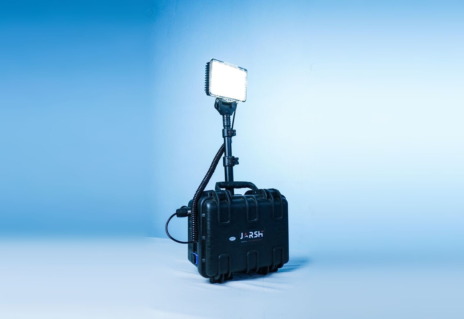 Jarsh BeamBox suitcase area light with its LED panel raised on the mast