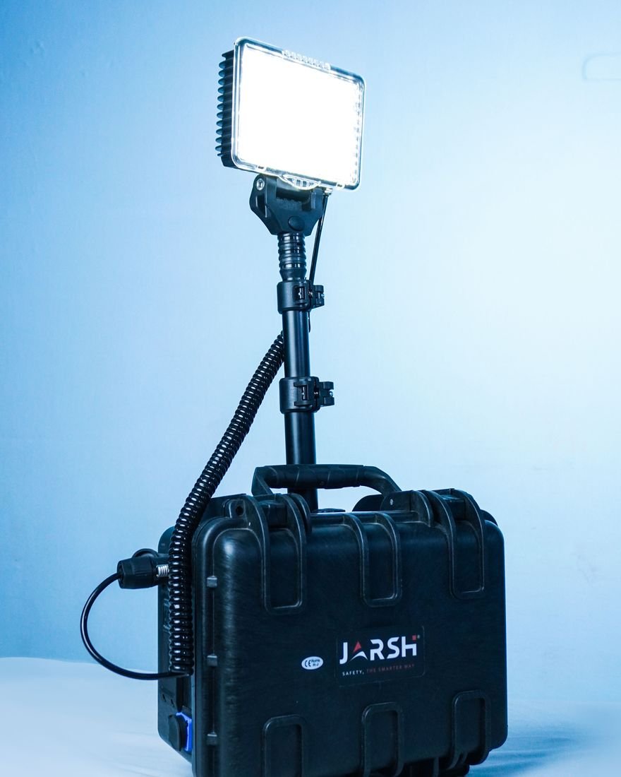 Jarsh BeamBox suitcase area light with its LED panel raised on the mast