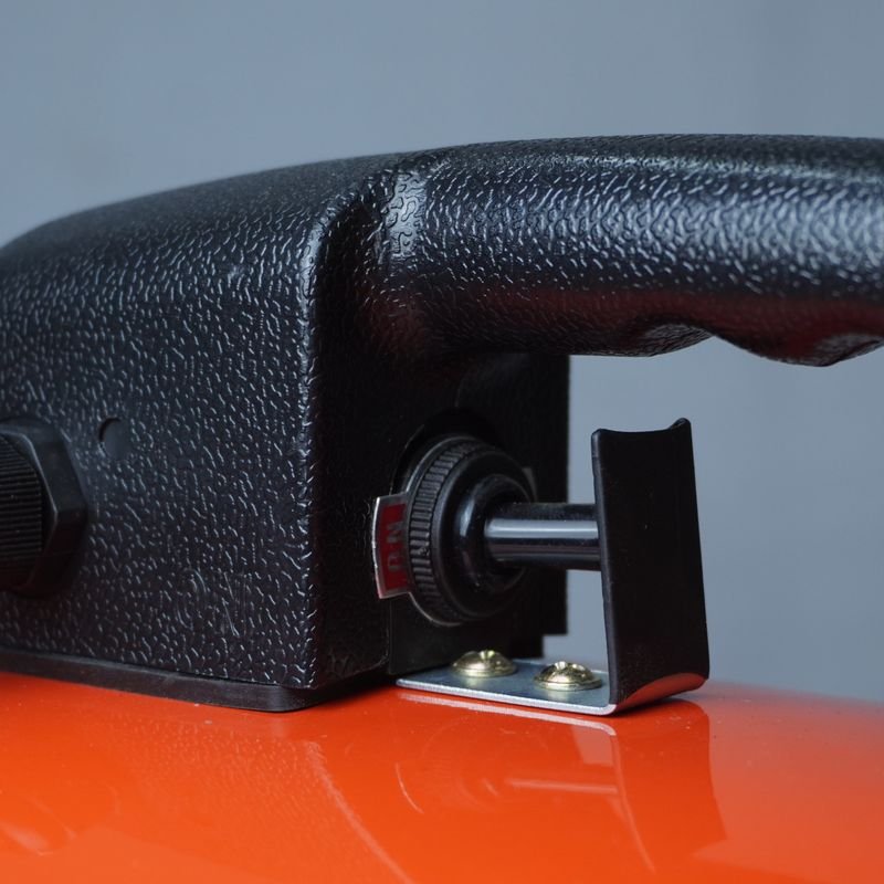 Carry handle and ON/OFF switch of the CE blower