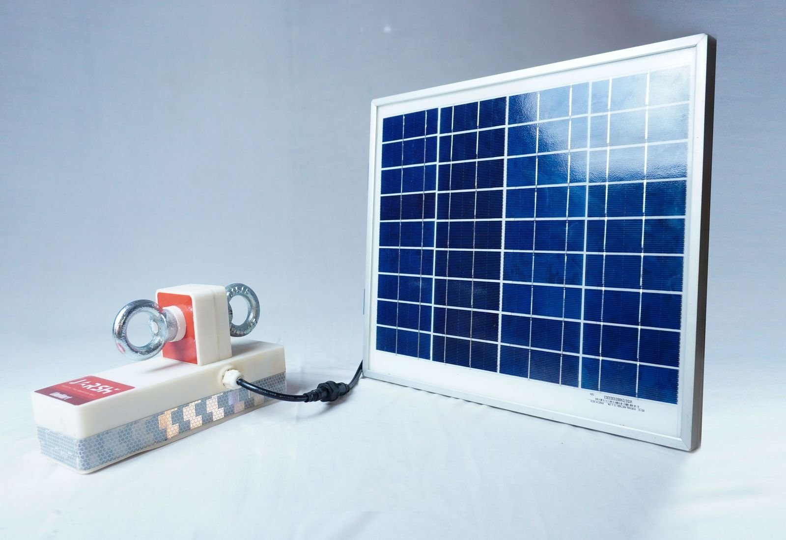 Jarsh LineAlert JSLA-01 monitor with its eyebolt load connection and 10 Wp solar panel