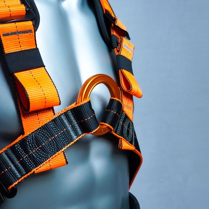 Sternal O-ring and padded shoulder straps on the PGH-01